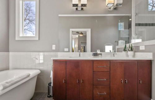 Downtown w Rooftop Deck 4 Bedrooms 3 Baths - Foto 14