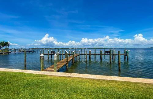 Perfect Beach Getaway with Bay Views & Boat Dock & Trailer Parking - Foto 22