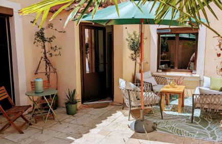 Charming & medieval village house completely renovated with great exterior and views - Foto 1