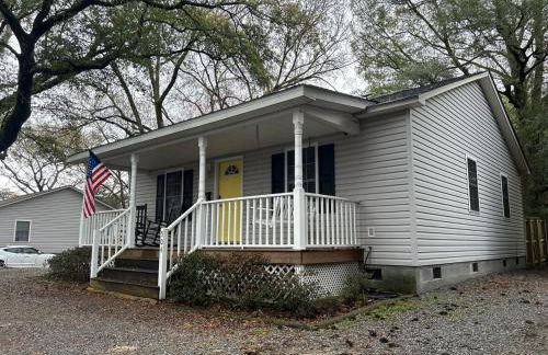 Under the Oaks, A Downtown Hidden Gem - Foto 18