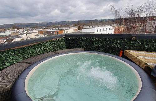 Central Penthouse with Hot Tub & Views 24 Cheltenham - Photo 14