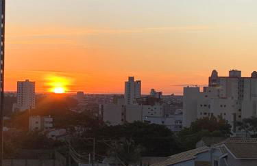 Sacada com ar, rede, pôr do sol, lareira e cinema no Candeias - Foto 12