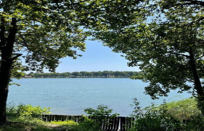 Getaway With Covered Veranda - Photo 42