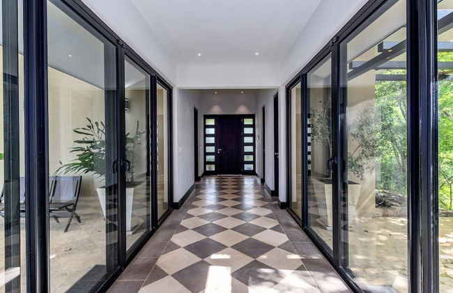 Nostalgic Retro Home on Luxurious Lot with a Private Infinity Pool and Ocean Views - Photo 22