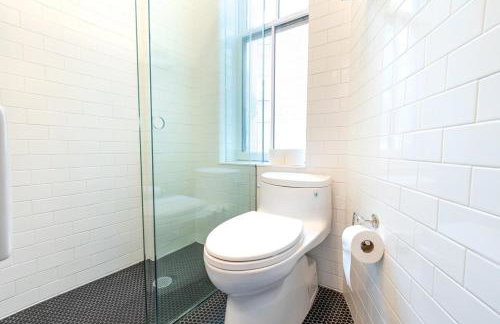 E10-2 Designer East Village Townhouse 1BR W D - Foto 31