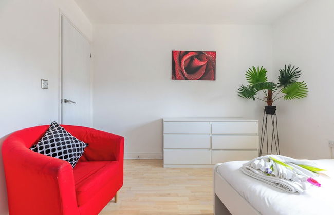 Skyline Haven Modern 2BR w/ Free Parking & 4kTV - Photo 13