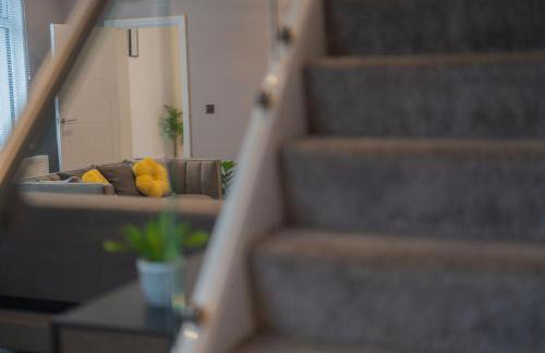 Spacious 3BR Home by D3 Short Stay, Sleep 9, Free WIFI & Parking - Foto 9