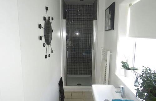 Super sunny studio with own terrace & parking - Photo 10