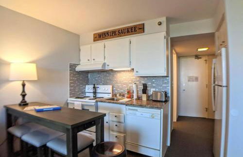 Cute Cedar Lodge Studio with Balcony & Lake Views! - Foto 3