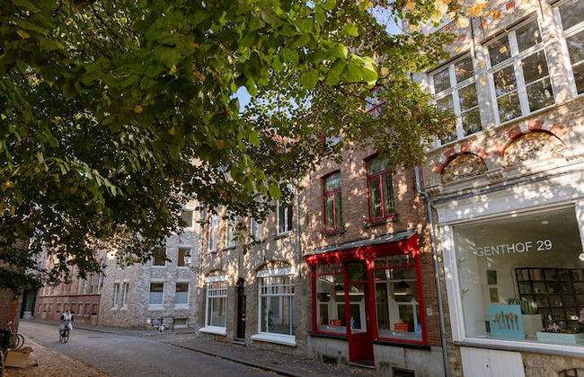 Inviting and Bright Guest Room in City Center - Photo 22