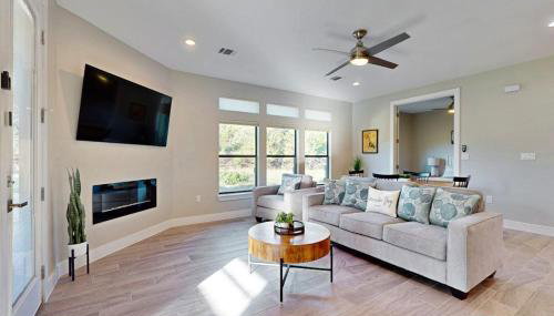 Stunning Lake House with Spacious Bedrooms - Minutes to Local Attractions - Photo 4