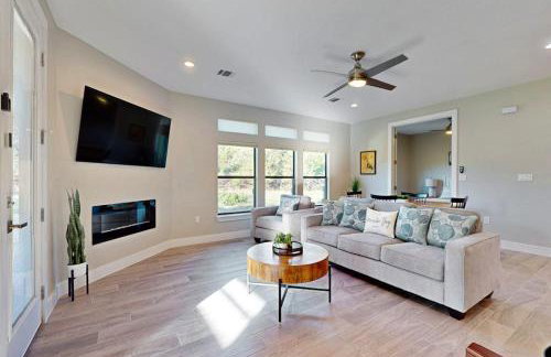 Stunning Lake House with Spacious Bedrooms - Minutes to Local Attractions - Photo 4