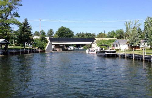 Cozy and Spacious Log Cabin Rental near Burt Lake State Park in Michigan - Foto 18