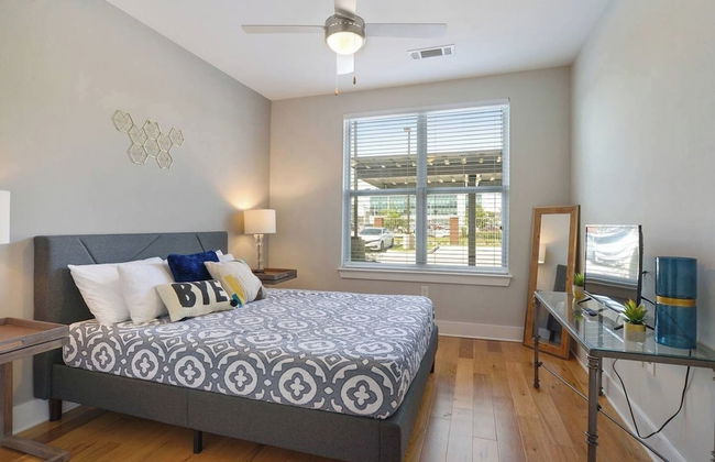 Luxurious Downtown Condo - Photo 2