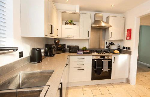 Stylish 4 Bed House, Free Parking, Close to M4 Newport - Foto 16