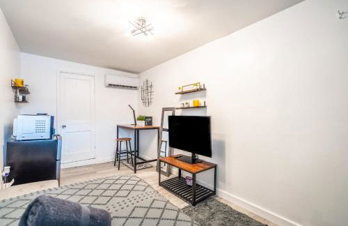 Cozy Studio w/gated parking - Photo 8