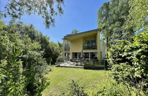 Modern contemporary home in beautiful setting - Foto 21