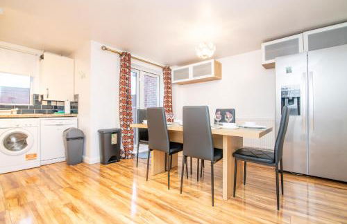 5 bed house with free secure parking in pleasant quiet location - Photo 3