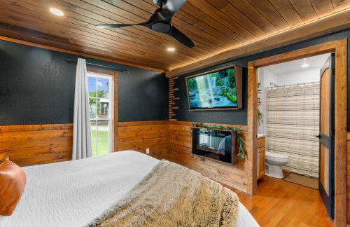 Wood Haven Cabin with a hot tub fire pit & indoor pool - Photo 12