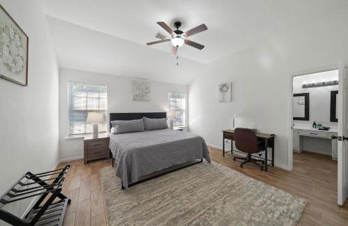 IAH Place: 4 bed, patio-sleeps 8+ - Foto 7