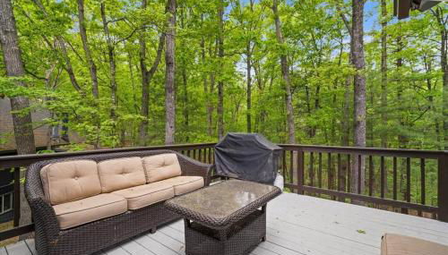 The Gingerbread House - 4 BR chalet, Sunroom, Deck, sleeps 10, modern amenities - Foto 2