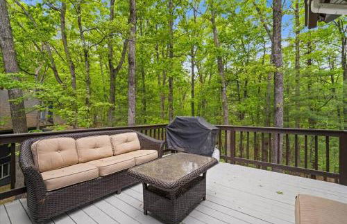 The Gingerbread House - 4 BR chalet, Sunroom, Deck, sleeps 10, modern amenities - Foto 2