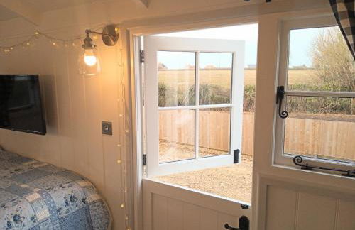 Yew Tree View Luxury Shepherd's Hut - Photo 3