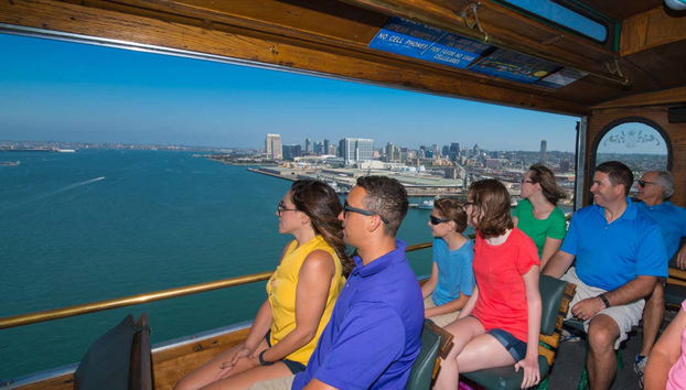 Dentro do trólebus turístico de San Diego