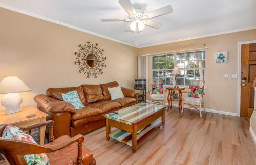 STEPS from Flagler Avenue! Charming Home with Private Garage and Full Kitchen! - Foto 1