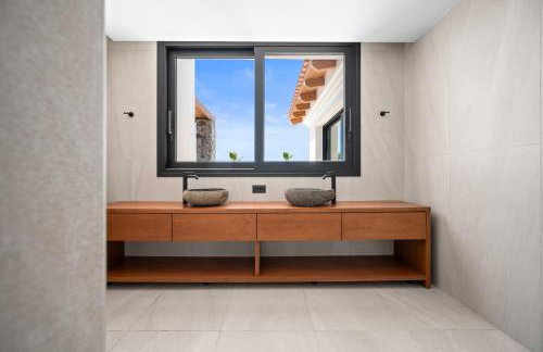 Villa Anassa - Luxurious 4-Bedroom Villa with Private Pool by Temma Villas - Photo 110