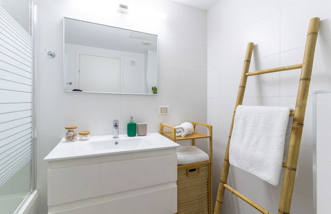 Sunlit Balcony & Coastal Charm by Sea N' Rent - Foto 25