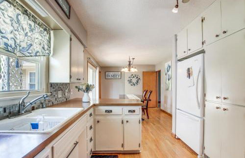 Walk to Park Waterloo Home with Furnished Deck - Foto 10