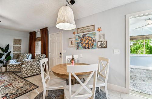 Luxury Home with Hot Tub & Outdoor Oasis blocks from the Beach - Foto 27