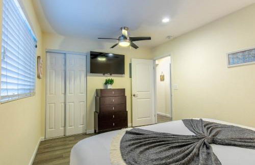 Stunning Beach Delight with Hot Tub, Fire Pit, Parking & Walk to Beach! - Foto 28