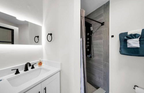 Waterfront Escape with Wild Owl Charm, Heated Pool & Pet-Friendly - Foto 15
