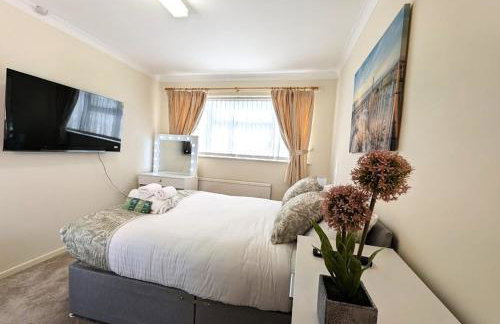A cosy & stylish two-bed bungalow with garden & parking, close to a shopping centre, motorways and bus stops - Foto 9
