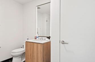 Lux Apts with Lake Views and Top Amenities - Foto 29