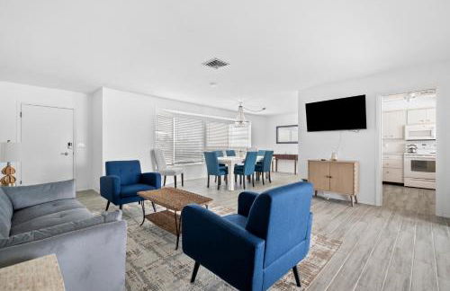 Venice Lakefront Pool Home - Photo 24