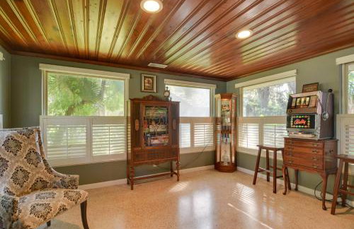 Riverfront Getaway with Hot Tub and Game Room! - Foto 4