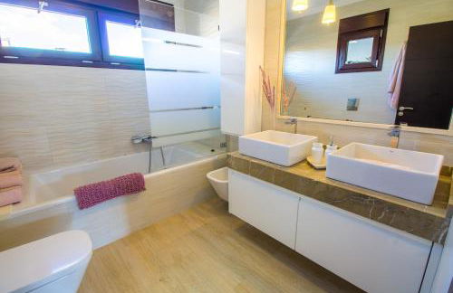 Soleado chalet con Piscina, WIFI y A/C - Photo 21