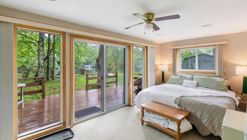 Lakefront with Lots of Light and Private Dock Access - Foto 3