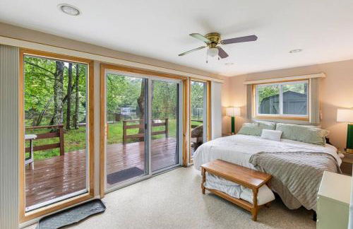 Lakefront with Lots of Light and Private Dock Access - Foto 3