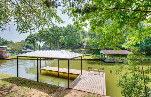Dock and Fire Pit Cedar Creek Lakefront Retreat! - Foto 2