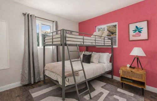 Movie Night 4BR Home with Projector Games & BBQ - Foto 40