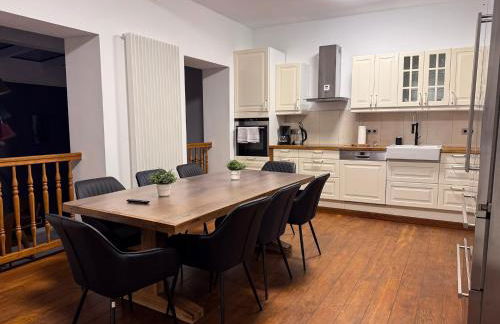 T&K Apartments - 8 Room Detached house - 6 min to Messe DUS - Private Parking - Foto 1