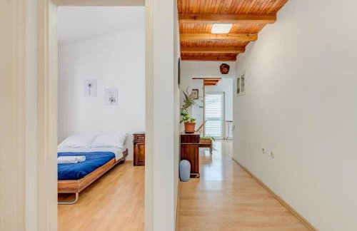 Spacious Rustic 2BR with Terrace & Parking - Foto 8