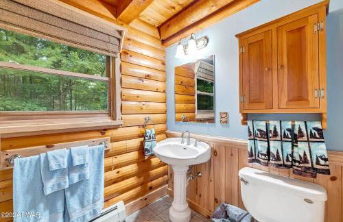 Poconos True Log Cabin with Sauna, Movie Theather, Hot Tub & Fire Pit! - Foto 24