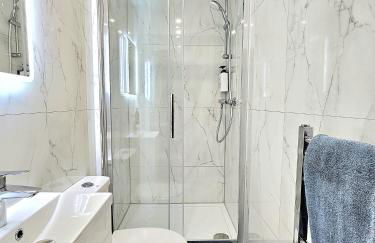 Newly Renovated Gem - Free Parking & Modern Comfort - Foto 24