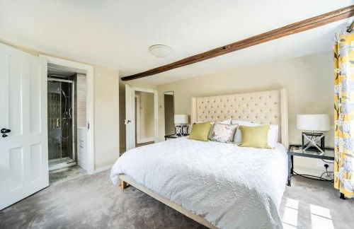 Large 5-Bedroom Farmhouse Sleeps 10 with Parking and Wifi - Foto 15