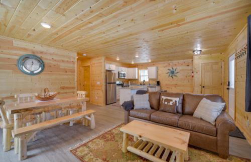 Fish, Swim, Play Voyagers Family Cabin with Yard - Foto 5